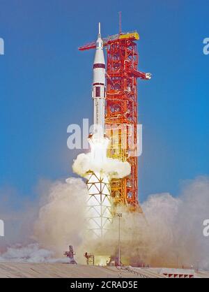 Il Saturn IB lancio di sollevamento del veicolo fuori dal complesso di lancio 39B a 9:01 a.m. EST. Il Skylab 4 astronauti Gerald P. Carr, il Dott. Edward G. Gibson e William R. Pogue erano a bordo per la terza e ultima missione alla stazione spaziale in orbita. Foto Stock