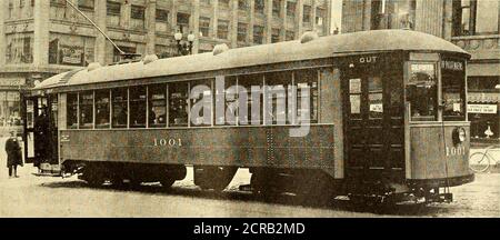 . Giornale ferroviario elettrico . FOLDIN6 STEP4NDD00R5 TUBO L--/STANCHION- LUCE ESTERNA(ABOVEDOOR) -VESTIBULEU6HT ■PIEGHEVOLE STEPTFHDDOOR PIANO OP CAR COSTRUITO DA OMAHA & COUNCIL. FERROVIA DI BLUFFS STREET. AUTO SEMI-ACCIAIO LEGGERA COSTRUITA NEI NEGOZI DI OMAHA 510 Electric Railway Journal Vol. 52, No. 12 le parti superiori in acciaio di tutte le finestre laterali sono station-ary, mentre le parti inferiori si sollevano nelle tasche del tetto. Le griglie Heavywire sono collocate all'esterno delle finestre e la finestra dell'eachwindow è dotata di una tenda Pantasote. Il rivestimento del padiglione è in Agasote e l'abitacolo è in ciliegio finishedin. Il pavimento è di pino giallo Foto Stock