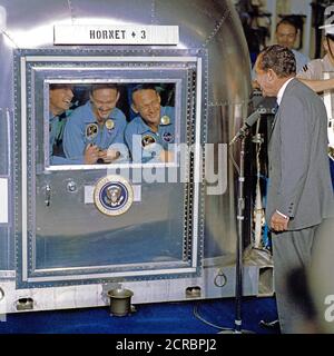 (24 luglio 1969) Il Presidente Richard M. Nixon era nel Pacifico centrale area di recupero per accogliere l'Apollo 11 astronauti a bordo il Museo della Portaerei U.S.S. Hornet Foto Stock