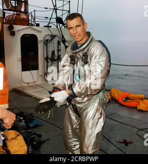 Gene Cernan sorge sul ponte della NASA Nave Retriever dopo adeguamento fino per la fuoriuscita dell'acqua di formazione nel Golfo del Messico. Foto Stock