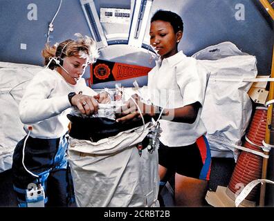 Gli astronauti Dott.ssa N. Jan Davis (sinistra) e il dottor Mae C. Jemison (destra) erano specialisti di missione a bordo di STS-47 missione. Foto Stock