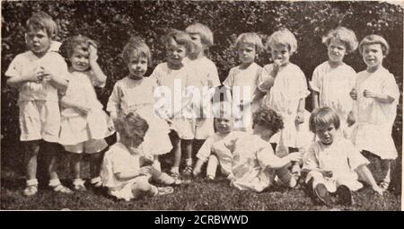 . Rivista dei dipendenti di Baltimora e Ohio . Loyalty Hall, dormitori ragazzi a Mooseheart, la casa e la scuola per i bambini dei membri defunti del fedele Ordine di Moose, Mooseheart, III. Baltimore e Ohio Magazine, gennaio, iq22 13. Alcuni dei capretti senza paterno a Mooseheart. Avete mai visto un gruppo più felice o più attraente? Che per tutto il bene che le nostre organizzazioni manifraterne sono accom-pliishing per l'America e gli Americani, questo uno dei nostri prende alto rango per il carattere del relativo servizio. Alcuni vengono con le loro madri a Mooseheart noi accettiamo bambini di ogni età; alcuni di loro sono giovani Foto Stock