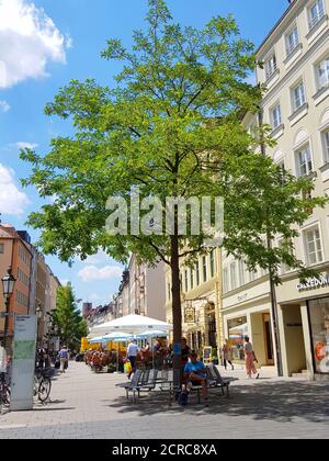 Monaco di Baviera, Sendlinger Strasse, la zona pedonale più nuova, caffè, ristoranti, negozi Foto Stock