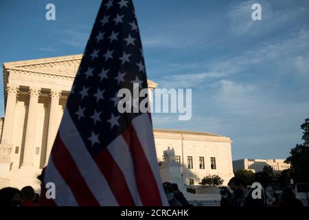 Washington DC, Stati Uniti. 19 Settembre 2020. Centinaia di persone si riuniscono per rendere omaggio alla Corte Suprema di giustizia Ruth Bader Ginsburg di fronte alla Corte Suprema degli Stati Uniti a Washington, DC, Sabato, 19 settembre 2020. Giustizia Ginsburg morì a casa sua per cancro al pancreas all'età di 87 anni. Credit: Rod Lamkey/CNP /MediaPunch Credit: MediaPunch Inc/Alamy Live News Foto Stock