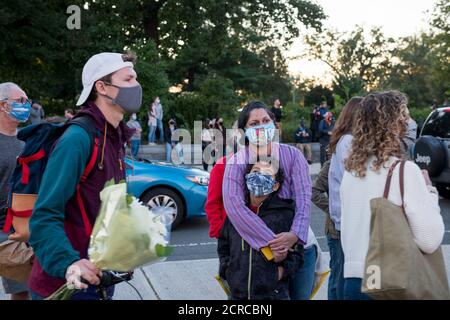 Washington DC, Stati Uniti. 19 Settembre 2020. Centinaia di persone si riuniscono per rendere omaggio alla Corte Suprema di giustizia Ruth Bader Ginsburg di fronte alla Corte Suprema degli Stati Uniti a Washington, DC, Sabato, 19 settembre 2020. Giustizia Ginsburg morì a casa sua per cancro al pancreas all'età di 87 anni. Credit: Rod Lamkey/CNP /MediaPunch Credit: MediaPunch Inc/Alamy Live News Foto Stock