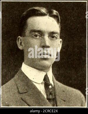 . Giornale ferroviario elettrico . Railroad Club, ed è stato presidente del New YorkRailroad Club nel 1911. Il sig. Elmer E. strong, la cui nomina come superindent di trasporto della New York state Railways, Rochester Lines, è stato notato nel giornale ferroviario elettrico del 14 giugno 1913. Pagina 1092, è stato laureato dalla Syra-cure University nel 1908, è entrato in un lavoro ferroviario-stradale con la Syra-cuse Rapid Transit COM-pany. È stato avanzato dalla società al posio-zione del capo ispettore e occupato questa posizione quando è stato promosso a theUtica & Mohawk ValleyRailway. Nel mese di luglio 1912, MR.stron Foto Stock