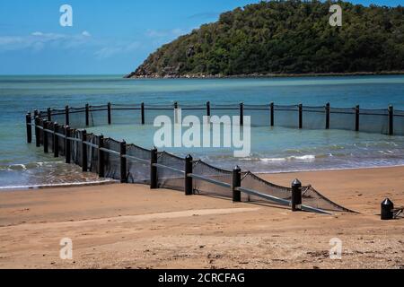 Un recinto per nuotare in rete su una spiaggia per proteggere i nuotatori da stinger e squali Foto Stock