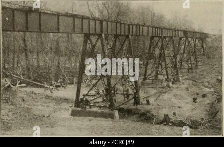 . Rassegna ferroviaria elettrica. Go, 3 maggio 1907. PROBLEMI CON L'AUTO. S. C. Dickey, direttore generale della Winona InterurbanRailway e della Winona & Warsaw Railway, controllata dall'assemblea Winona, ha rilasciato una dichiarazione ufficiale in cui si afferma che, in nessun caso, nessuna vettura sarà operatedsu queste linee il giorno di Sabbath durante l'estate. Thisdecision ha portato ad una notevole delusione essere-causa delle migliaia di persone che dipendono interamente uponthe linea interurbana per il trasporto tra le città nelle vicinanze del lago di Winona. 588 RASSEGNA FERROVIARIA ELETTRICA Vol. XVII, No. 18. STRUTTURA Foto Stock