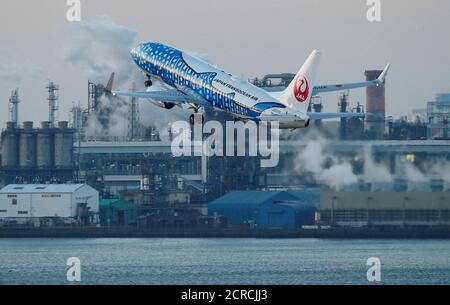 Japan Transocean Air (JTA), Japan Airlines (JAL) group, Boeing 737-400 dipinto in livrea speciale decolli dall'Aeroporto Internazionale di Tokyo, comunemente noto come Aeroporto Haneda, a Tokyo, Giappone 10 gennaio 2018. REUTERS/Toru Hanai