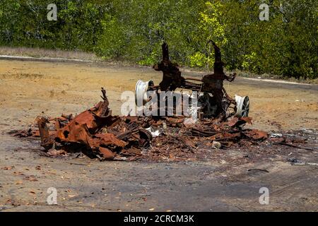 I resti arrugginiti di un telaio della vettura bruciato abbandonati sulle distese di sale marea Foto Stock