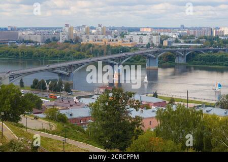 NIZHNY NOVGOROD, RUSSIA - 28 AGOSTO 2020: Vista del ponte Kanavinsky sul fiume Oka in un giorno nuvoloso di agosto Foto Stock