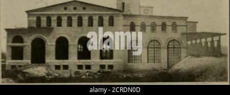 . La rassegna della ferrovia di strada . DETTAGLIO OI PIP! PARENTESI, otto essendo sulla sinistra di thi cento lini [hi pi] id era lei al ■ 1 imago. I be tation appai upplied con olio bj ] lubrificazione della pompa 1.a 7,1,1, h un sacco ati d sulla cravatta en d il lorai 10m in tht mi in. In ih. Olio on.in serbatoio olio ngine 1, fi. In 452 STREET RAILWAY REVISIONE. II. N. &. ESTERNO DELLA CENTRALE ELETTRICA. Diametro da 8 esso. Lungo, e quattro cilindri-serbatoi olio, -> ft in diametro S ft. Lungo, due per alta pressione e due per olio cilindro bassa pressione Ovir questi serbatoi è un canale di legno largo abbastanza toreceive due file di il barili Foto Stock