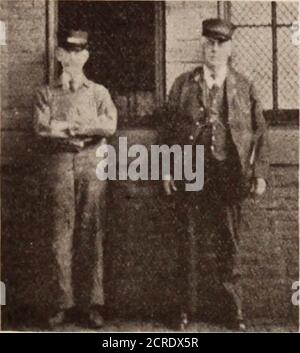 . La rivista dei dipendenti di Baltimora e Ohio . con l'aiuto di foto-grafici e affidavit, stampe blu e otherdata, ci ha indicato quali potrebbero essere state alcune esperienze meravigliose. Dopotutto, la vecchia leccatura è abbastanza buona pesca forus, e ci chiediamo perché Howard goesso lontano da casa. Contiamo di essere un po' al buio, ma una delle forze di spedizione è stata molto brava a notare l'altro giorno che Ananiasmust è stato abbastanza abile nella sua linein nei primi giorni; tuttavia sarebbe inter-esting osservare che espressioni mighcross la sua visage se questo vecchio collega perchancemight cade in th Foto Stock