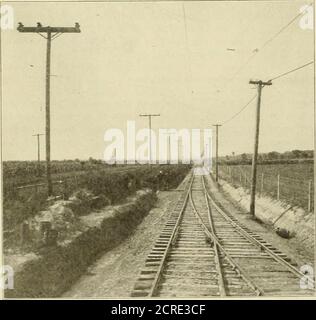 . Rassegna delle ferrovie elettriche . 7 e 18 centesimi, a seconda della durata del servizio. 91 i RASSEGNA FERROVIARIA ELETTRICA Novembre 1906. LA FERROVIA INTERURBANA DI WINONA. Una linea interurbana particolarmente ben costruita è stata recentemente completata tra Varsavia e Goshen, nella parte settentrionale dell'Indiana. Questa linea è la prima ad essere gestita da quattro divisioni principali che la Winona Interurban Railway Company prevede di includere nel proprio sistema. Le altre righe sotto ^^^^ ati^^^M- ^^g . •. Ki ^0IBK[^ Winona Interurban Railway - Double-Span Pony-Truss Bridge NearGoshen. Considerare sono da Varsavia a ft. Wayne, Ind., per via Foto Stock