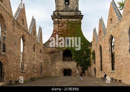 La chiesa di Aegidienkirche ad Hannover è una delle tre chiese della città vecchia. Fu distrutta durante la seconda guerra mondiale e lasciata in rovina come monumento di guerra. Foto Stock