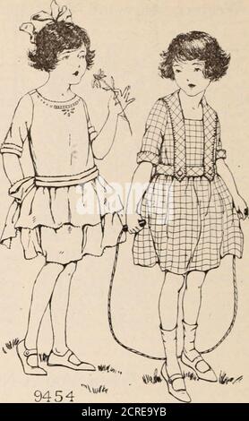 . Rivista dei dipendenti di Baltimora e Ohio . 9407 le varie forme di drappeggi con-tinta grembiule da presentare prominentemente e theyare tutto attraente. Nulla è più bello su una semplice rana di crepe de chine o di tunica grembiule satinato, puntata al bordo inferiore e posata in trecce di fisarmoniche. Un modello grigio insoft ha tasche aggiunte alla tunica, nonostante le sue trecce e le tasche come il collare teround e le maniche svasate, sono delineati 9454 B-1.2377 Foto Stock