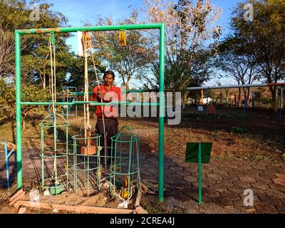 DISTRETTO KATNI, INDIA - 23 GENNAIO 2020: Un insegnante indiano di scienza che presenta il concetto di teoria al parco educativo. Foto Stock