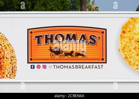 Thomas segno e logon sul lato del camion con muffin inglesi e pubblicità bagel. Thomas è di proprietà di Bimbo Bakeries USA - San Jose, CA, USA - 2020 Foto Stock