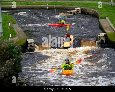 Tre kayak sul Tees Barrage International White Water Center corso Foto Stock