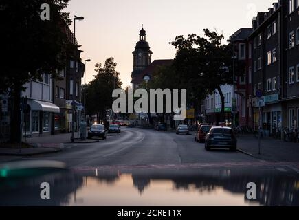 20 settembre 2020, Nord Reno-Westfalia, Münster: Warendorfer Strasse alla luce del mattino. Circa 16,000 persone devono lasciare le loro case a Münster. In tre località del distretto di Mauritz, la città sospetta cinque ordigni inesplosi dalla seconda guerra mondiale. Dopo l'evacuazione dell'area densamente edificata, che contiene anche diverse case di cura e un ospedale, gli esperti del Servizio esplosivo di smaltimento delle ordnanze devono rendere innocue le bombe aeree che si trovano nel terreno. Foto: Bernd Thissen/dpa Foto Stock