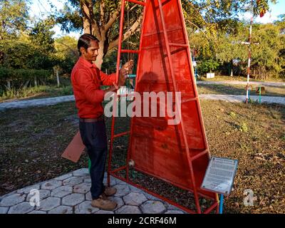 DISTRETTO KATNI, INDIA - 23 GENNAIO 2020: Un insegnante di scienza maschile asiatica che presenta il concetto di teoria al parco educativo. Foto Stock