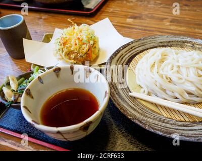 Noodle e tempura a ramen freddo in un ristorante a Tokyo, Giappone Foto Stock