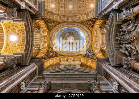 Vista interna dal basso angolo del soffitto, Basilica di San Pietro, Città del Vaticano Foto Stock