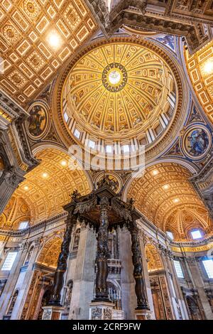 Vista interna ad angolo basso del baldacchino e della cupola principale, Basilica di San Pietro, Città del Vaticano Foto Stock