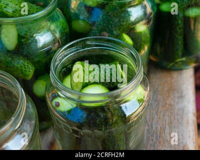 cetrioli in un vaso, cetrioli sottaceto inscatolato. Foto Stock