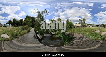 Visualizzazione panoramica a 360 gradi di Il giardino RHS "Back to Nature", progettato dalla Duchessa di Cambridge al Festival dei fiori di Hampton Court 2019. IMMAGINE : MARK PAIN / ALAMY