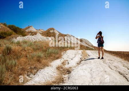 Ad Asciano - Italia - il 2020 agosto - ragazza Escursioni nella campagna della Val d'Orcia e le cosiddette crete senesi Foto Stock