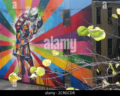 High Line Kiss colorato murales baciare marinaio e infermiera perfetta iconica immagine d'arte dei graffiti americani sulla strada New York City, Manhattan USA. Foto Stock