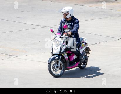 SAMUT PRAKAN, THAILANDIA, 23 2020 LUGLIO, UN uomo guida una moto. Un uomo asiatico guida un ciclomotore. Foto Stock