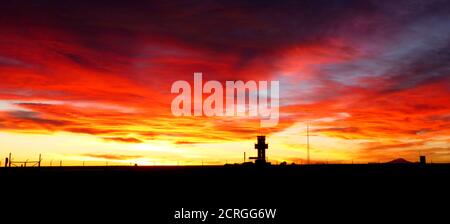 Splendido tramonto rosso sull'aeroporto di Uyuni, Bolivia. Drammatico cielo arancione. Incredibile paesaggio luminoso. Cielo dai colori vivaci. Luce solare dorata. Foto Stock
