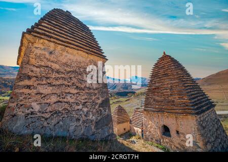 Dargavs è la città dei morti. Necropoli medievale nelle montagne del Caucaso. Ossezia del Nord Foto Stock