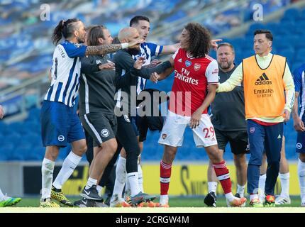 Matteo Guendouzi si scontra con i giocatori di Brighton al fischio finale durante la partita della Premier League all'AMEX Stadium di Brighton. FOTO DI CREDITO : © Foto Stock