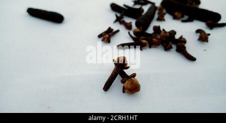 Chiodo di garofano isolato di colore nero fresco con set misto per scopi promozionali di marketing. Foto Stock