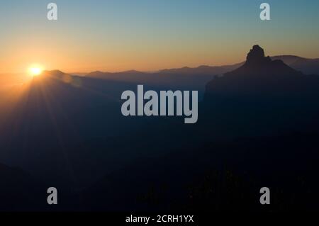 Roque Bentaiga al tramonto nel Parco Rurale di Nublo. Gran Canaria. Isole Canarie. Spagna. Foto Stock