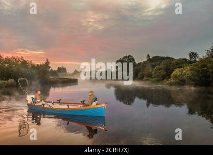 Ballingeary, Cork, Irlanda. 20 Settembre 2020. Andrzaj Kowaslka e Jacek Mackowski da Cork City si trovano all'alba per una mattinata di pesca grossolana a Lough Allua, fuori Ballingeary, Co. Cork, Irlanda. - credito; David Creedon / Alamy Live News Foto Stock