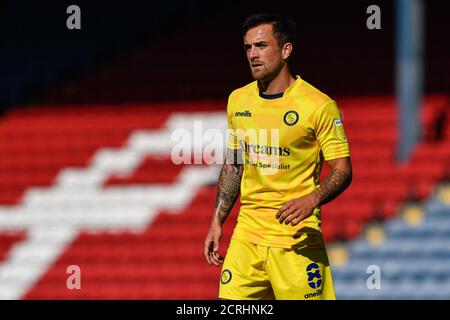 Alex Pattison (8) di Wycombe Wanderers in azione durante il gioco Foto Stock