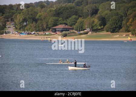 Sport acquatici misti sul bacino idrico di Bewl nel Kent Foto Stock