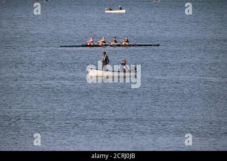 Sport acquatici misti sul bacino idrico di Bewl nel Kent Foto Stock