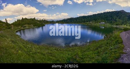 Vista dal sentiero per il col Bricon Lakes Foto Stock