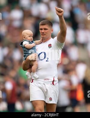 Il Capitano d'Inghilterra Owen Farrell cammina in campo alla fine della partita applaudendo i tifosi inglesi con il suo figlio piccolo PHOTO CREDIT : © MARK PAI Foto Stock