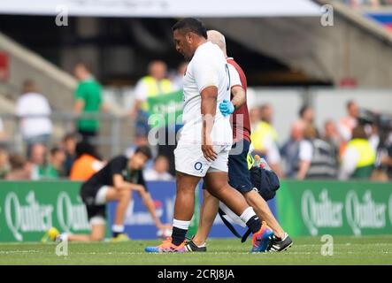 Il Mako Vunipola dell'Inghilterra lascia il campo ferito poco dopo essere venuto sopra come ACCREDITAMENTO DELLA FOTO di sostituzione: © IL DOLORE DI CONTRASSEGNO / FOTO DELLO STOCK DI ALAMY Foto Stock