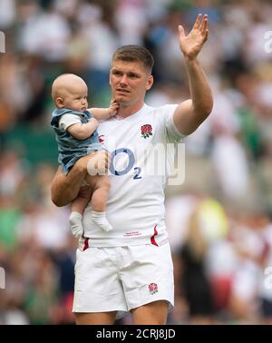 Il Capitano d'Inghilterra Owen Farrell cammina in campo alla fine della partita applaudendo i tifosi inglesi con il suo figlio piccolo PHOTO CREDIT : © MARK PAI Foto Stock