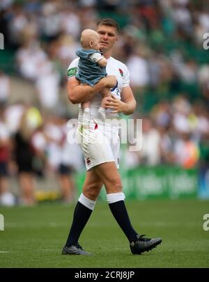 Il Capitano d'Inghilterra Owen Farrell cammina in campo alla fine della partita applaudendo i tifosi inglesi con il suo figlio piccolo PHOTO CREDIT : © MARK PAI Foto Stock