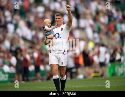 Il Capitano d'Inghilterra Owen Farrell cammina in campo alla fine della partita applaudendo i tifosi inglesi con il suo figlio piccolo PHOTO CREDIT : © MARK PAI Foto Stock