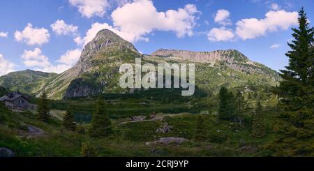 Vista dal sentiero per il col Bricon Lakes Foto Stock