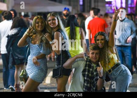 Swansea, Galles, Regno Unito. 19 settembre 2020 persone su Swansea's, Wind Street, nel Galles del sud come gli studenti tornare in città e la gente ha colpito la strada e. Foto Stock